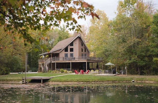 Kingsville Lodge Private Retreatnhot tub, pond, boats, game room, + more