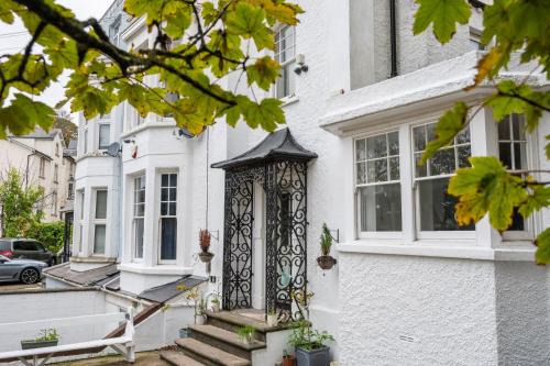 Kingsway Square by Tŷ SA