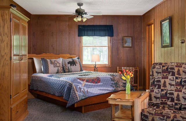 Kishauwau Cabins Dog Friendly [Commanche Cabin] near Starved Rock State Park