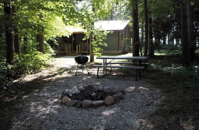 Kishauwau's Starved Rock Area Cabins - Romantic Whirlpool Pines Cabin For 2