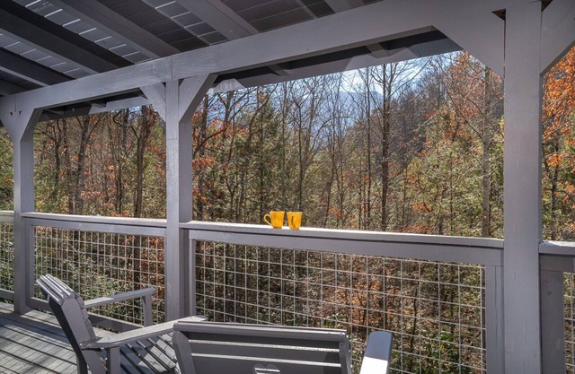 Kitchen, King Size Bed, Hot Tub, and Fishing Lake just a Short Walk