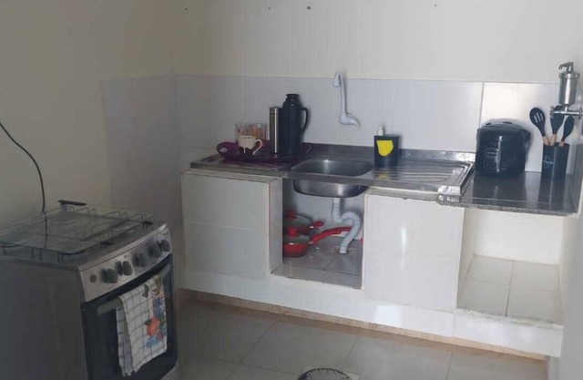 Kitinete Perto da Praia. 100 Reais Diaria. Internet e Fogão e Cama Casal.tv