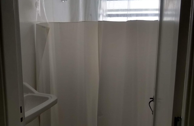 Kitnet 2 blocks from Enseada beach with Internet