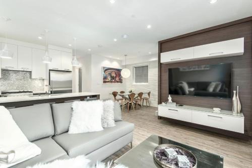 Kitsilano Retreat at Private 3 Bed with Parking and BBQ