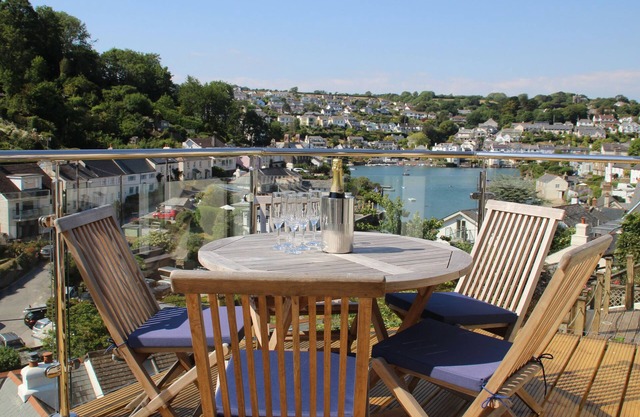 KITTIWAKE, family friendly, character holiday cottage in Noss Mayo