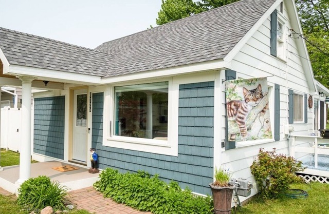 Kitty Lee Cottage - Cozy, Clean & Right in Town!