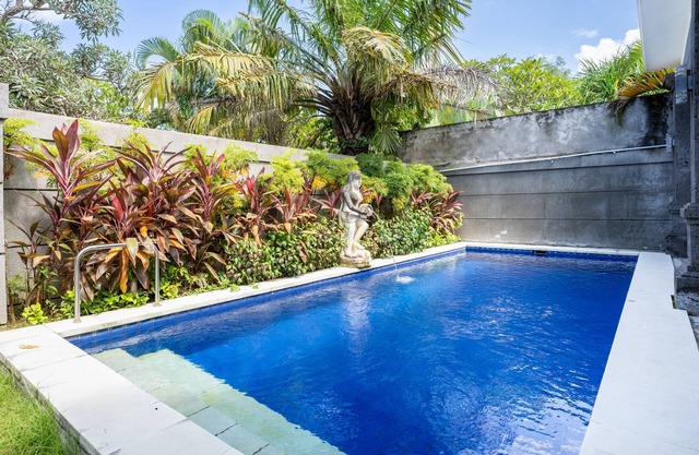KL3006, 3 Bedroom en-closed living room, Villa walk to Beach Legian