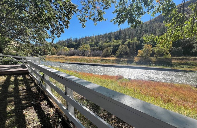 Klamath Riverfront Home - Fish Right from the Backyard!