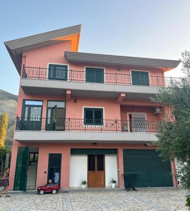 Kleidi's home