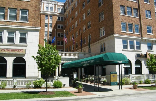 Knickerbocker on the Lake