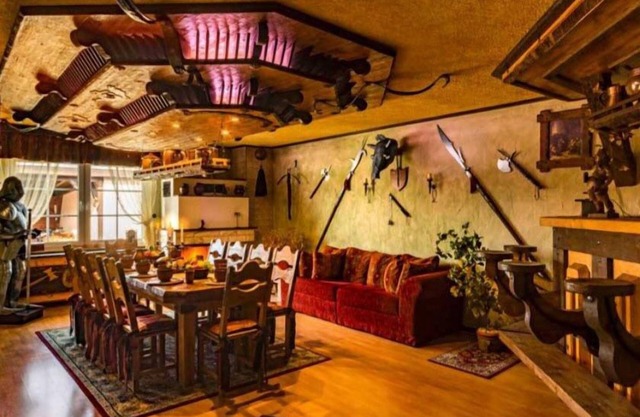 Knights' hostel to the falcon