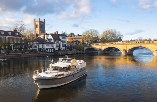 Knightsdream - Driving - Luxury Boating