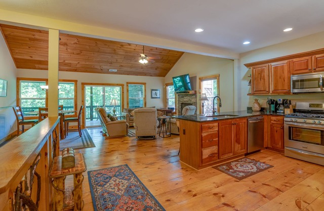 Knotty & Nice - Great Family Vacation with Amenities!