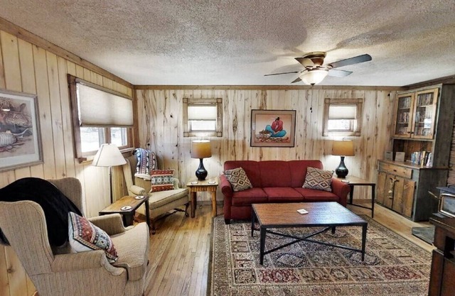 Knotty & Nice - In Town - Pet Friendly! - Gas Fireplace - Washer/Dryer - Gas Gri