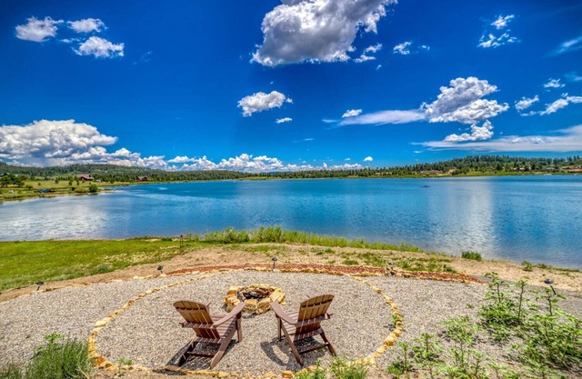 Knotty & Nice: Spectacular Lakefront Home. Hot Tub, Fireplace, Games, Paddleboards, Mins to Uptown!