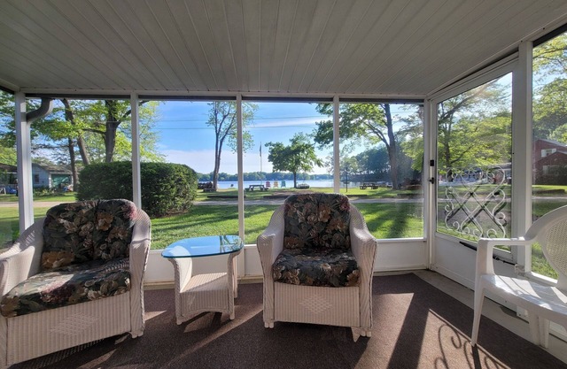 Knotty Pine Lakefront Cottage on Cable Lake