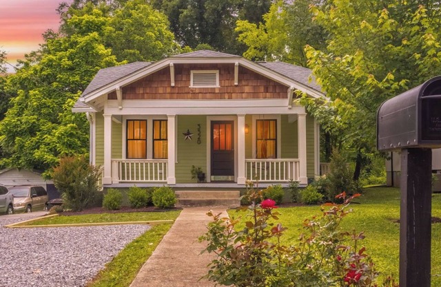 Knoxville-Sleeps 6-3 bedrooms and 2 baths