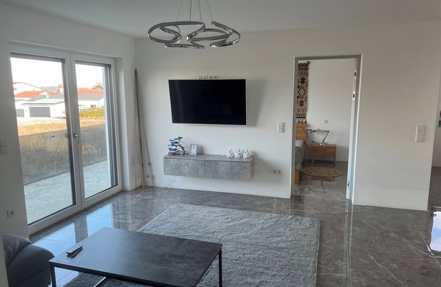 Komfortabe Moderne großräumige 3-Zimmer Wohnung (90m2) in Wallersdorf.