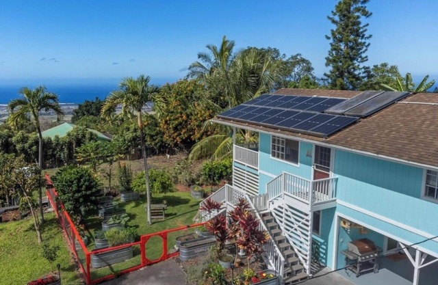 Kona Garden Studio Ohana: private sunset lanai & seasonal fruit from the garden!