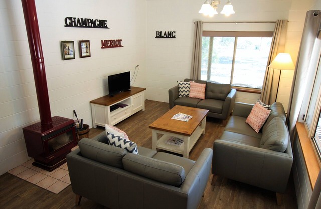 Kookaburra Cottage Hunter Valley central to wineries, restaurants & attractions