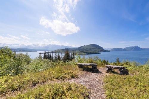 Koselig og usjenert hytte med fantastisk utsikt og solforhold