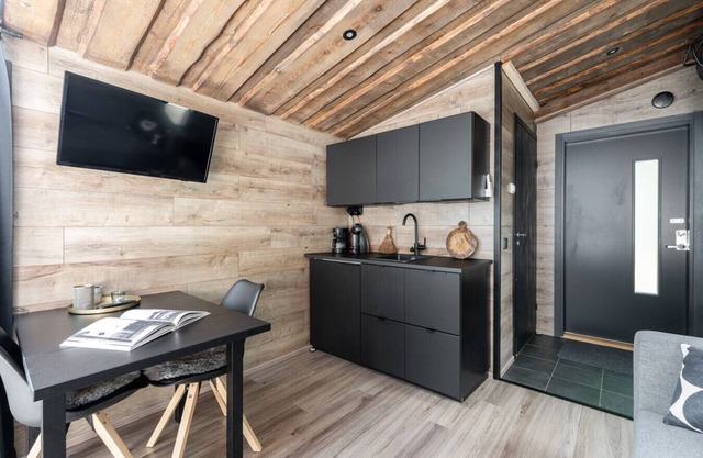 Koskisviitti 4 - Private & Cozy Suite with Terrace and Lake Views