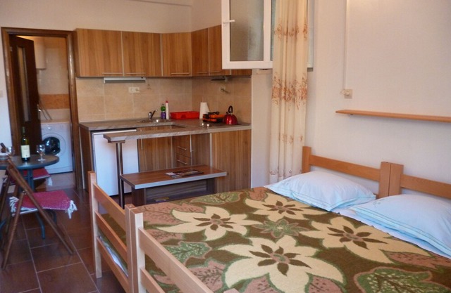 Kotor TIMI 3 - Studio Apartment 40 meters from the beach with garden grill