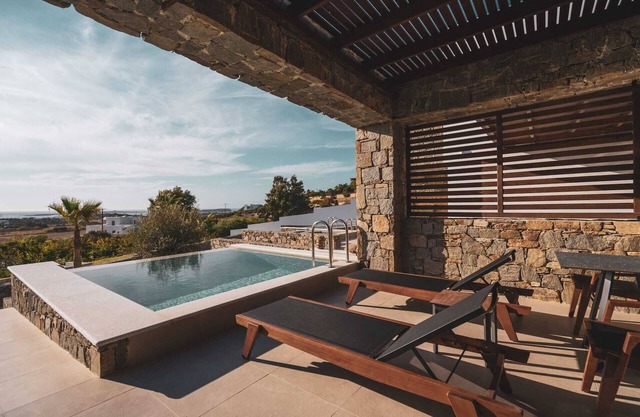 Kouros Blanc Resort & Suites