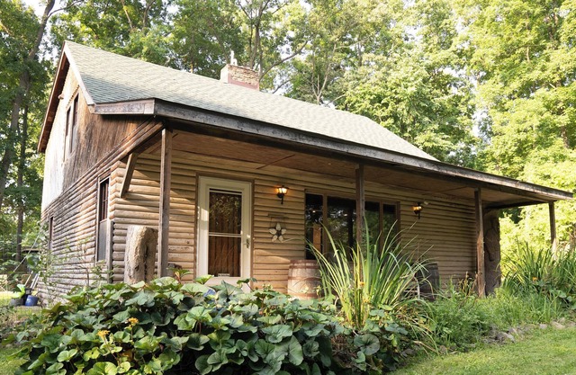 Kozy Kabin Retreat in Ann Arbor with Huge Yard to Unwind!