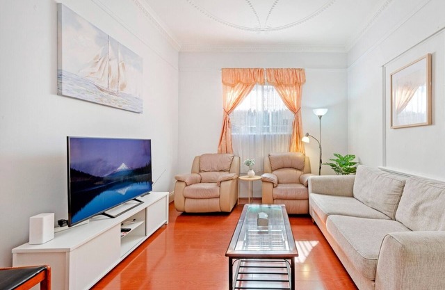 KozyGuru | Ashfield | Cozy 4 Bedroom House