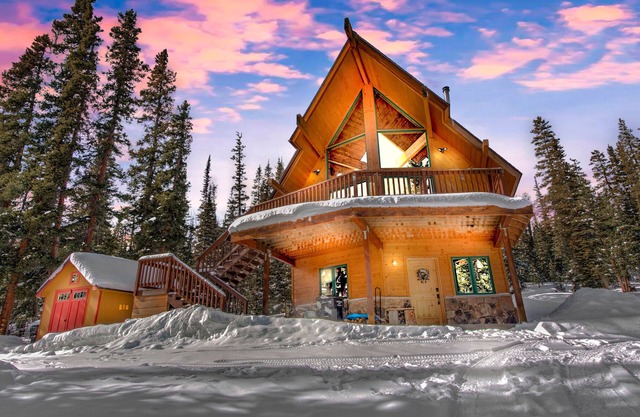 Krowne Cabin: A Secluded Mountain House