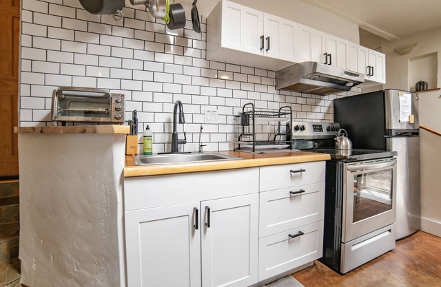 Ku'au gem beautiful ideal location 2 bed 1 bath with AC