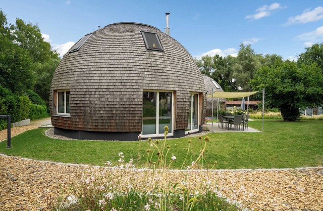 Kugelhaus EOS - sauna, 2 bathrooms, south-facing terrace & garden on Lake Tollensesee