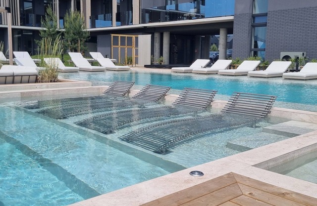 Kunigiskes Apt- Sleeps 4 - Pool & Hot Tub