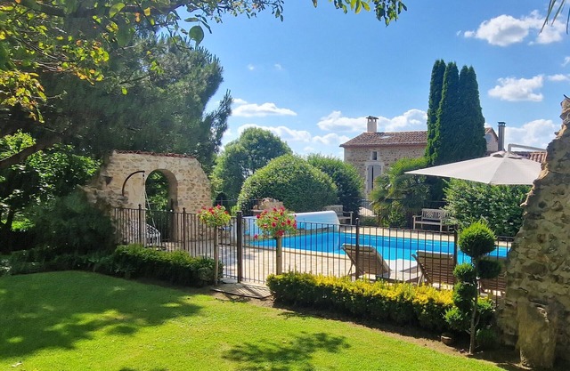 L'Écrin de la Rose – Peaceful retreat with pool, nature, and pet-friendly accommodations.
