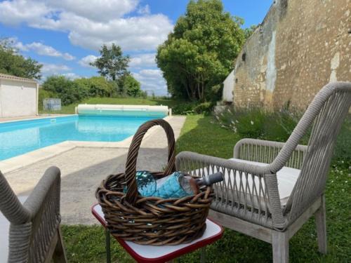 L'Ecurie - Stunning Spacious Studio with Shared Pool