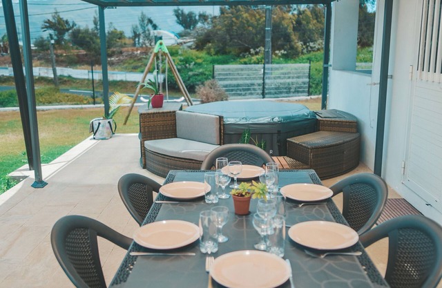 L'ESCAPADE DES HAUTS, spacious villa overlooking the Piton des Neiges.