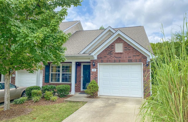 L👀K! 2 BR/2.5 bath Condo Near Lake & Airport