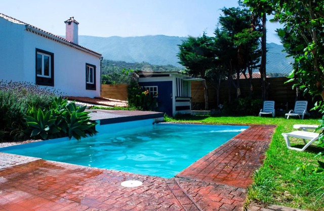 La Bodega casa rural con piscina y jardines