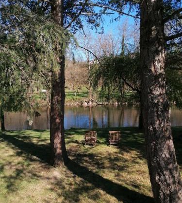 La CABANE AUX ECREVISSES - LES PIEDS DANS L'EAU