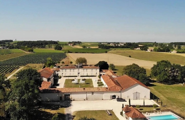 La Cannonerie: Gîte in the heart of the Cognac vineyards with swimming pool.