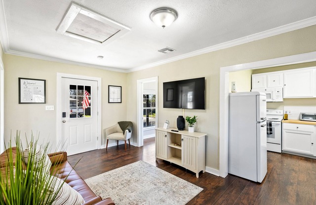 La Casita Blanca - Blocks away from downtown Seguin!