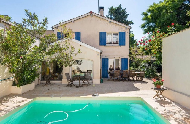"La Cerisaie" a country house in the city