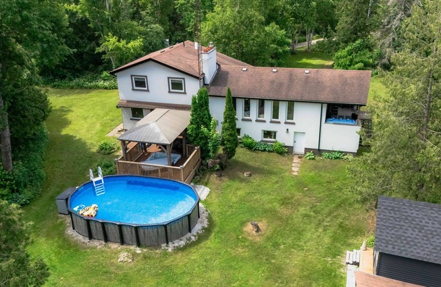 La Datcha Cottage-Hot Tub, Sauna, Swimming Pool, 20 Wooded Acres of Grassland