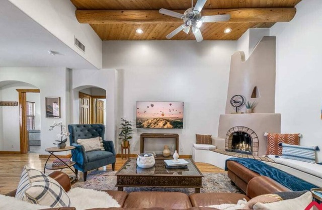 La Entrada Balloon Fiesta Central - An Irvie Home