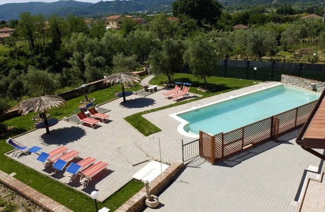 La Fonda Holiday House: Apartment With Pool, Garden And Parking