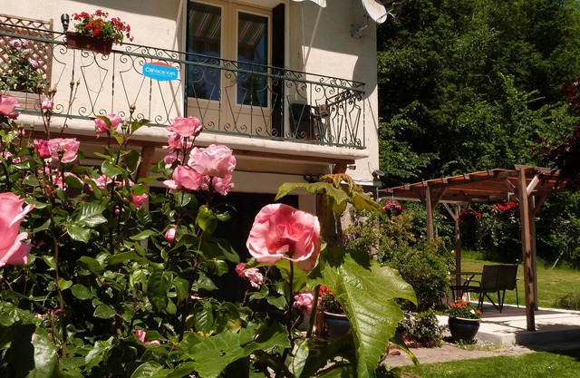La Garenne, 3 Star Riverside Gite with village views from Vienne River Vacances