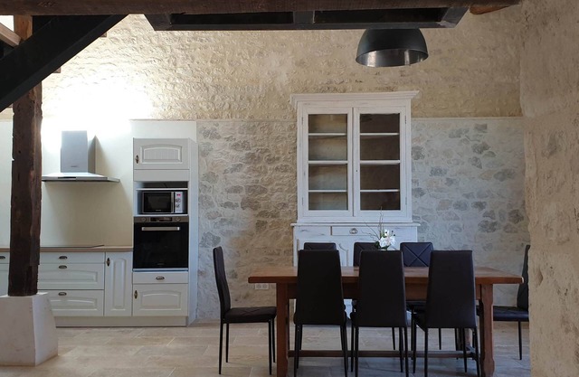 La grange de Tatie - privileged area - private swimming pool - sleeps 11 -