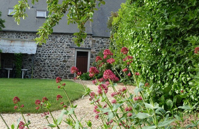La Grange - Studio in an old Breton longère made of local stones