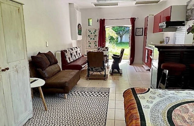 La Janounine, charming studio in a private park with swimming pool.